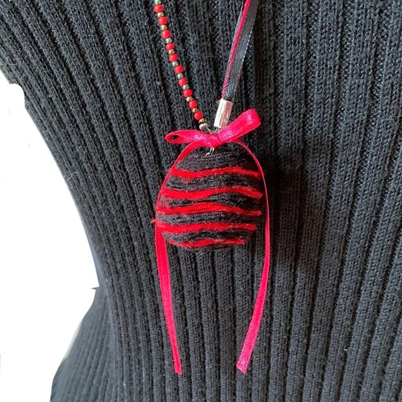 Handmade Long pendant necklace with fabric Red and Black pompom - Picture 3 of 7